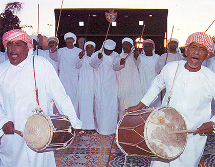 Дубай — Историко-этнографическая деревня. Выступает фольклорный ансамбль